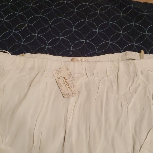 White top - Picture 2 of 5